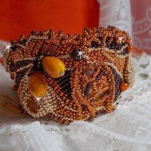 Lady in Orange Armband Haute-Couture Manschette bestickt mit Swarovski-Kristallen und Miyuki Rocailles.